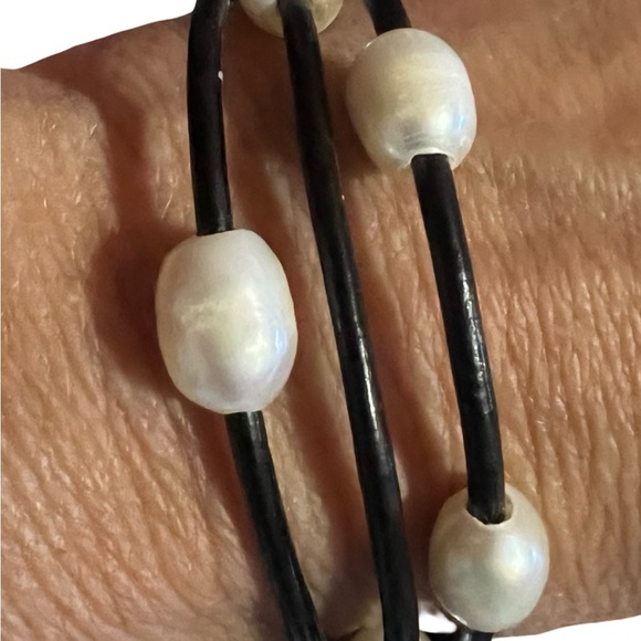 Elegant Black and White Pearl Bracelet with Magnetic Closure - Picture 5 of 5